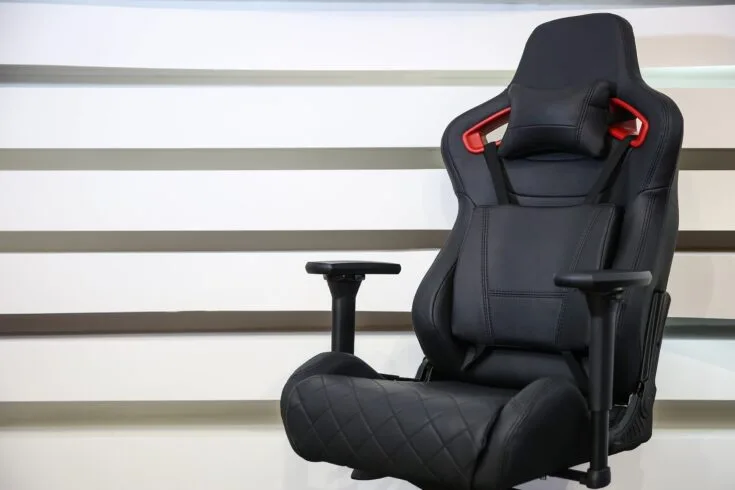 木目の床に置かれた黒いファブリックのAKRacingチェア