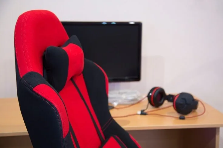 デスクの前に置かれた赤×黒のAKRacingゲーミングチェア