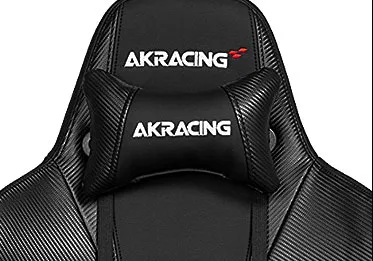 AKRacingチェアのロゴ入りヘッドレスト