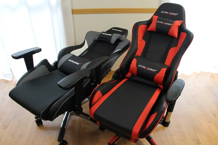 部屋でリクライニングさせた赤×黒のGTRACINGチェア