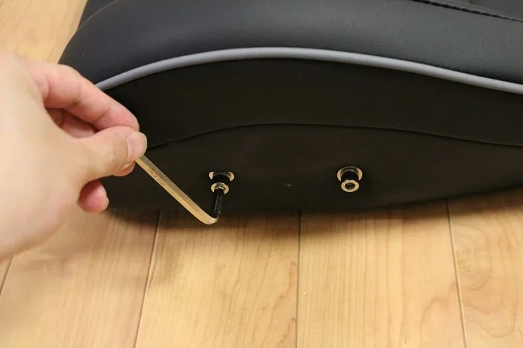 手順①: 背もたれ側面のネジを六角レンチで外す