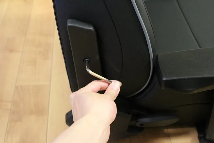 手順③: サイドカバーのネジを締める
