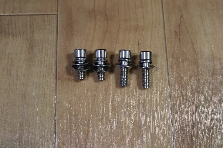 手順⑤: 座面裏から外した4本のネジ