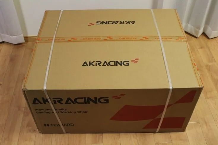 開封前のAKRacing Pro-X V2の外箱