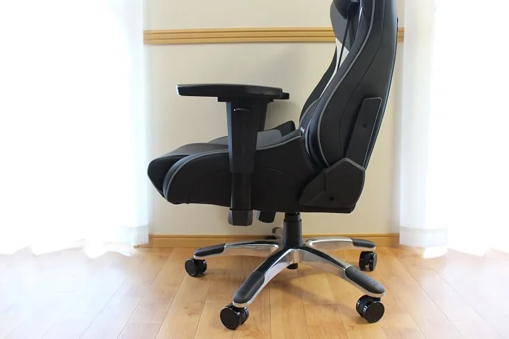 Pro-X V2の4Dアームレストを横から見た様子
