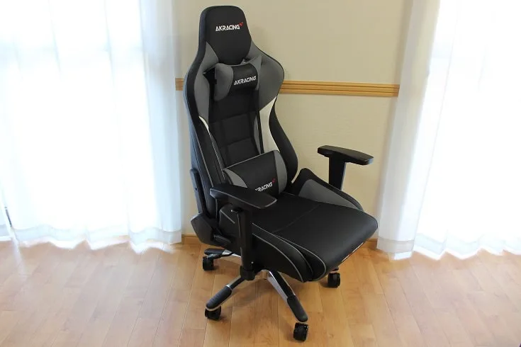 窓際に置いたAKRacing Pro-X V2の全体像