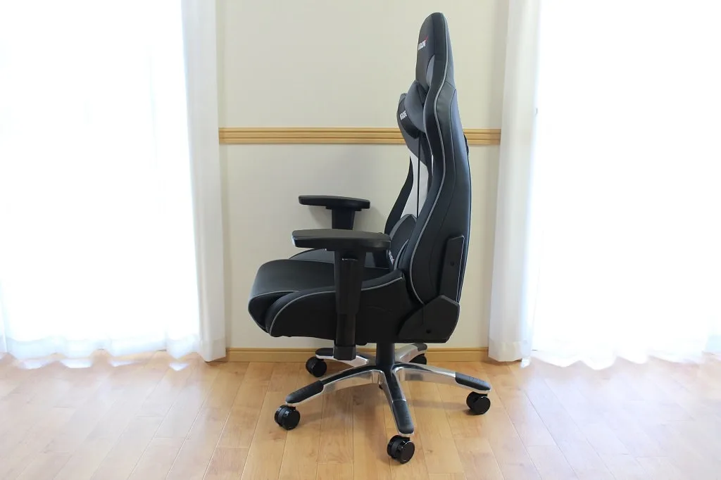 リクライニング前の直立状態のPro-X V2