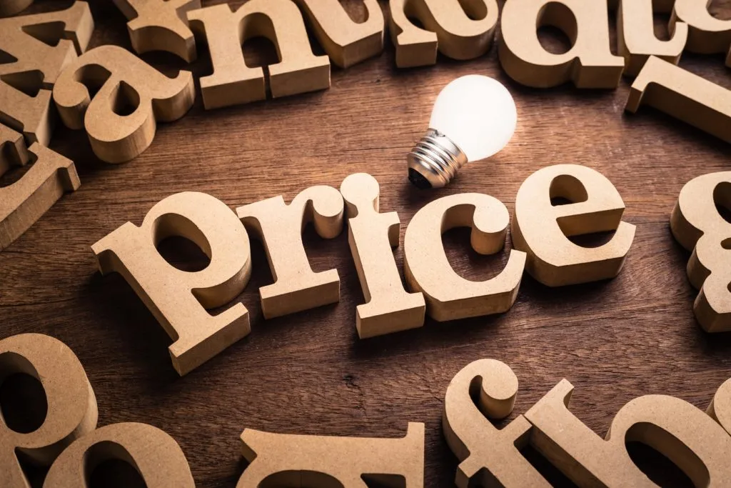 priceの文字ブロックと電球を並べた価格のイメージ