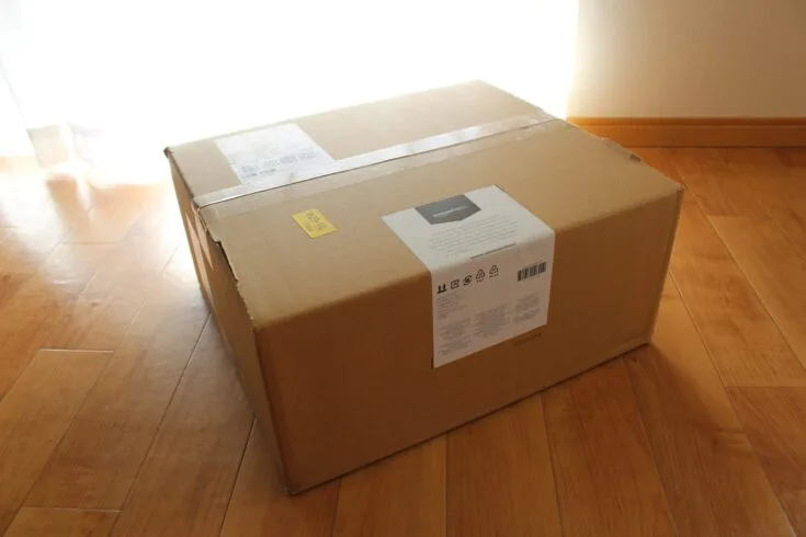 Amazonベーシックモニターアームの外箱