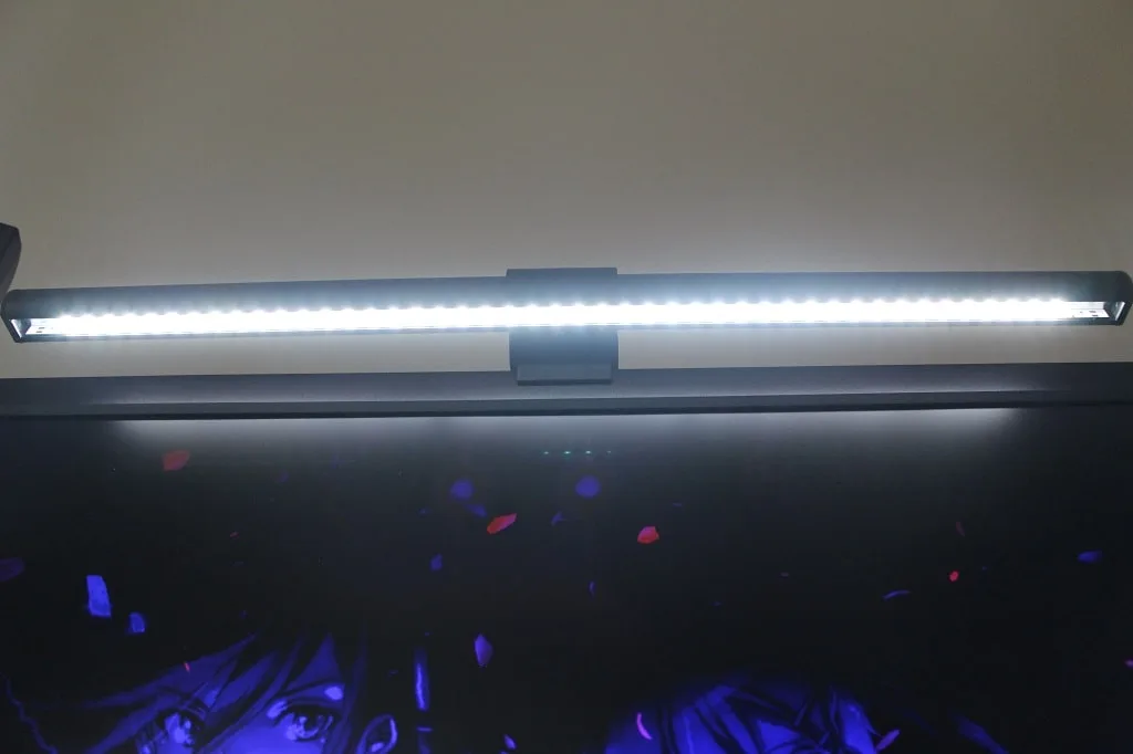 白色寄りに調節したScreenBarのLED