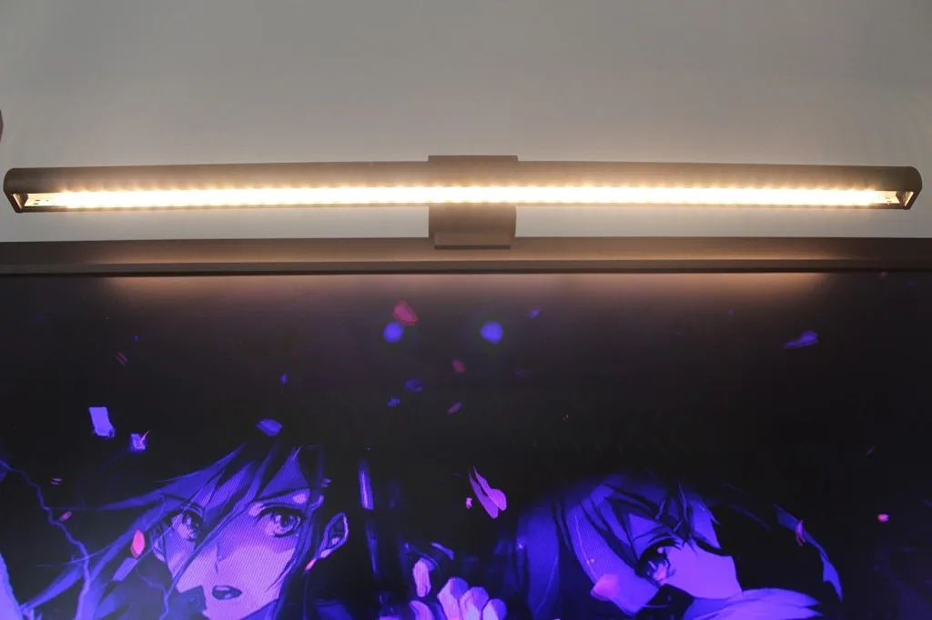 ぬくもりのある暖色に調節したScreenBarのLED