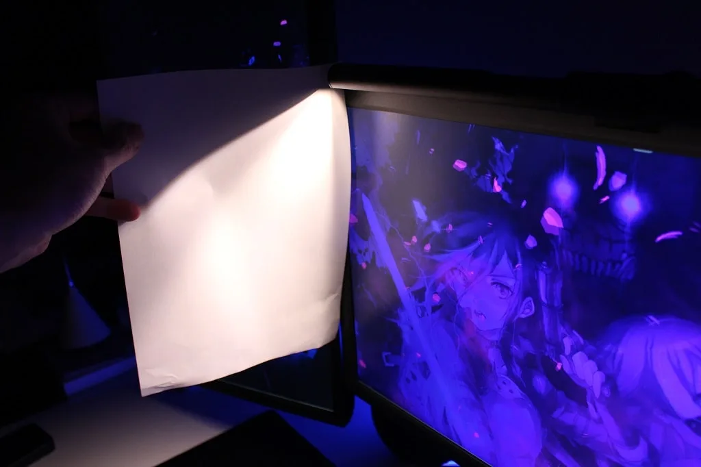 紙に当ててScreenBarの光の当たり方を確認する様子