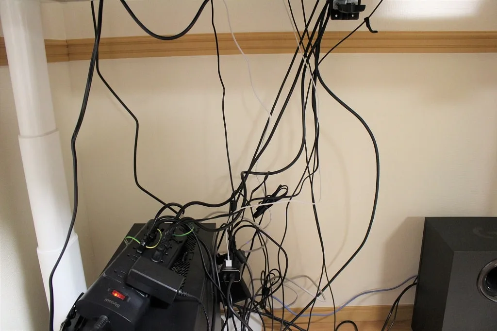 デスク下のPC本体とケーブル配線の様子