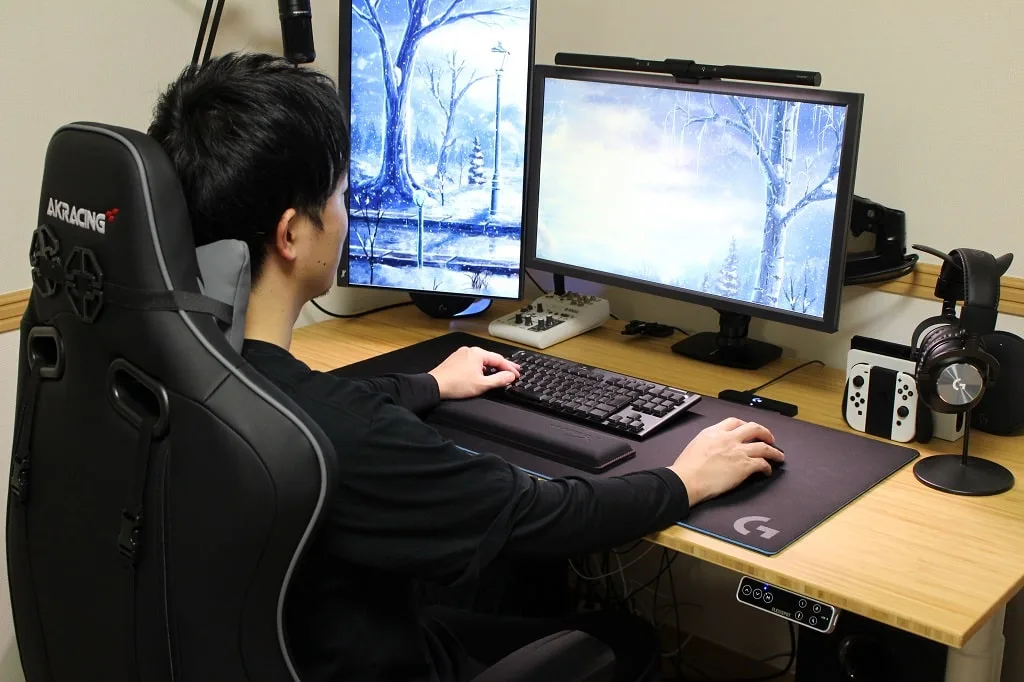 座り姿勢に合わせた高さで使う様子