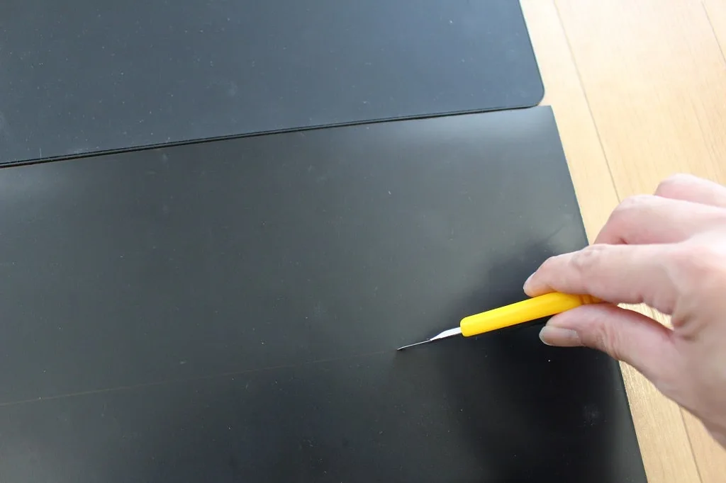 はみ出た部分をカッターで切る様子