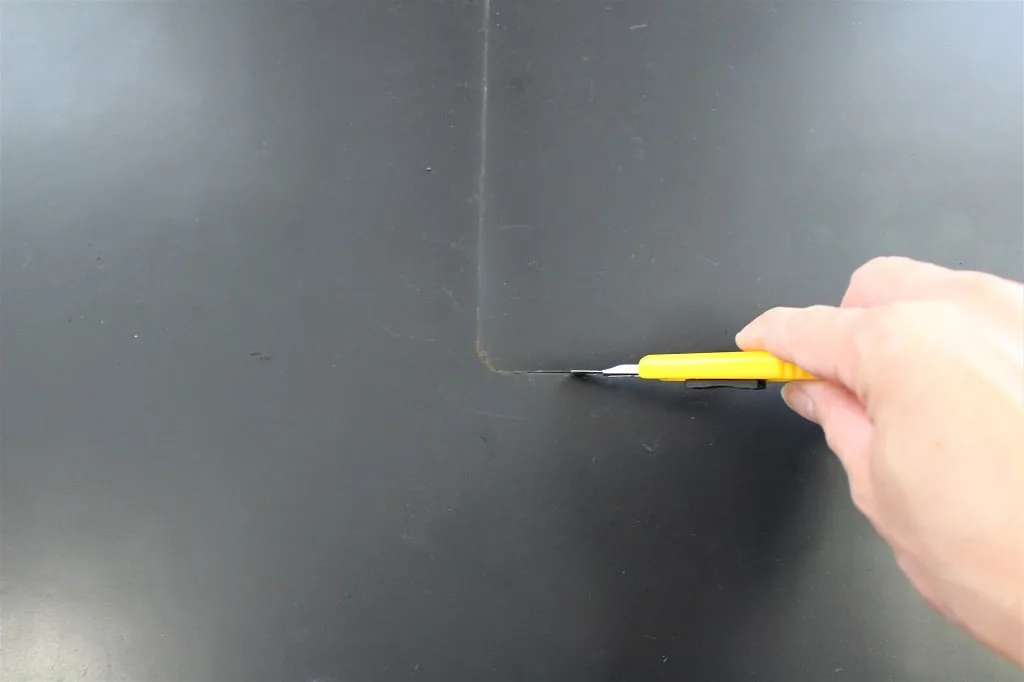 カッターでゴムシートを切る様子