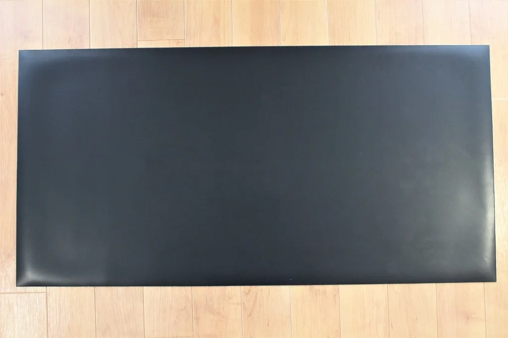 床に広げた黒のゴムシート