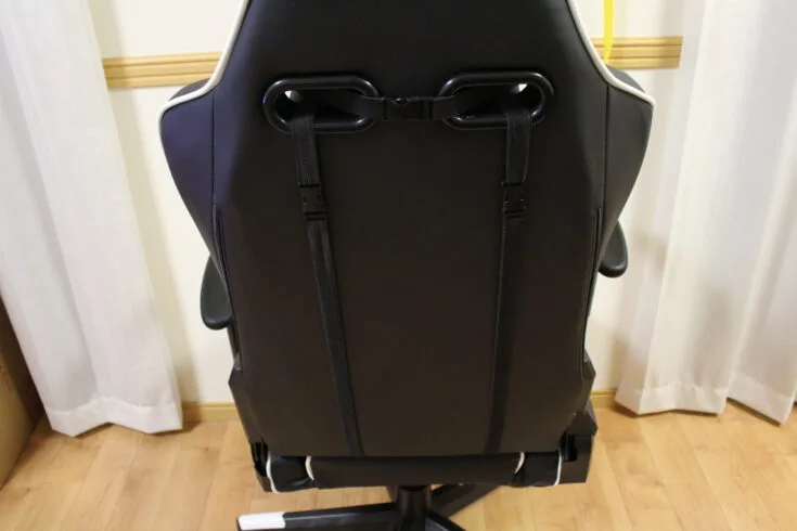 背面から見たクッションのベルト