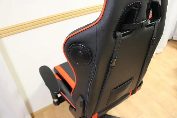 背もたれ側面のスピーカー部分