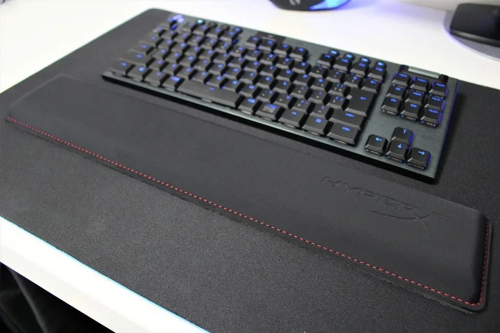 キーボードの手前に置いたHyperX Wrist Rest