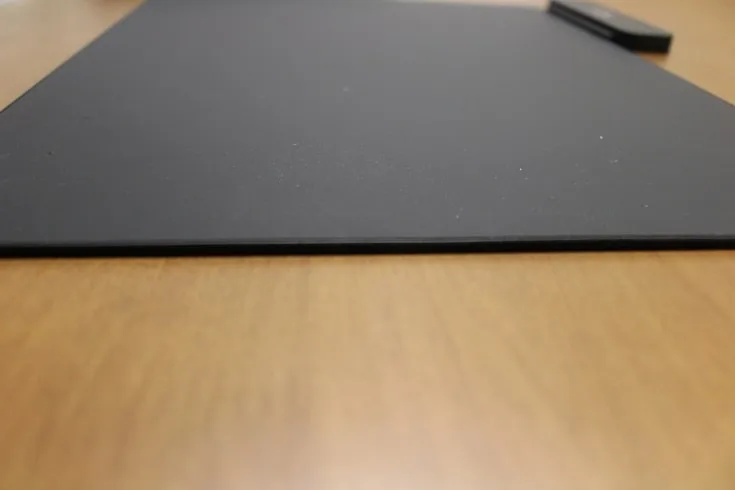 横から見た薄型のPOWERPLAYベース