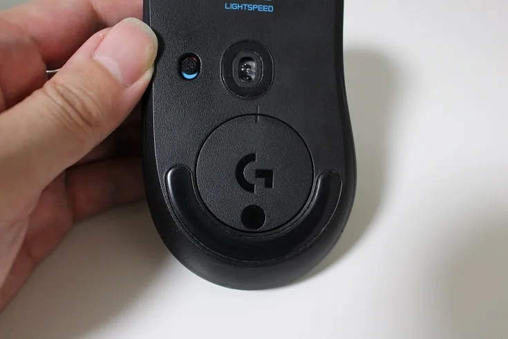 充電モジュールを取り付けたマウスの裏面