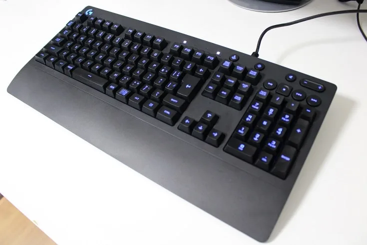 パームレスト一体型のLogicool G213
