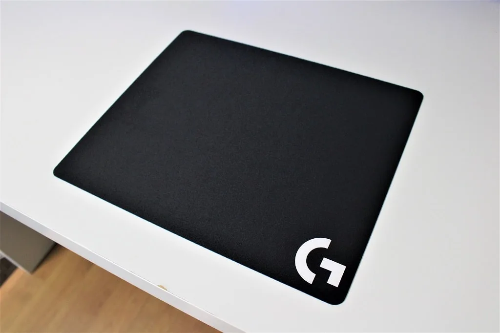 デスクに敷いたLogicool G240t