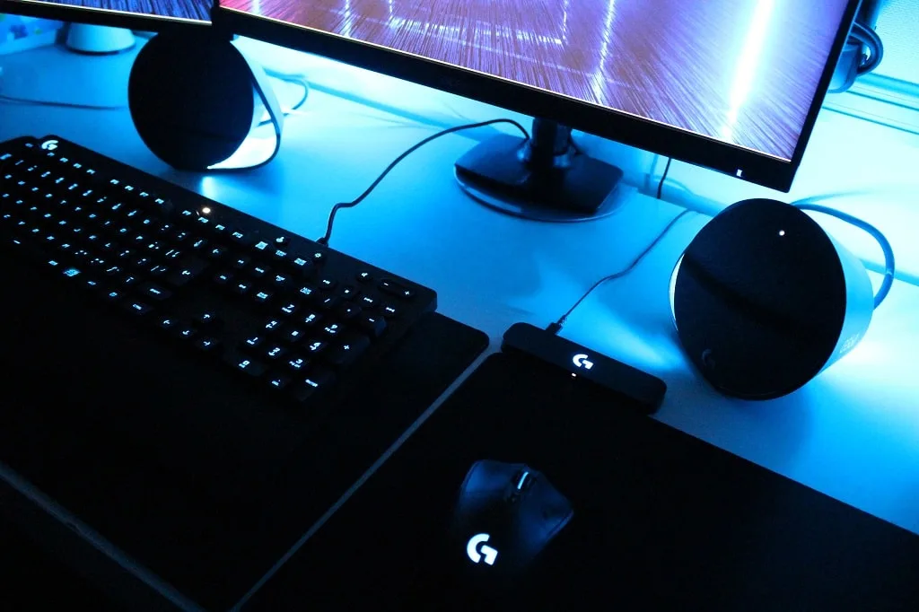 モニター横に設置したLogicool G560