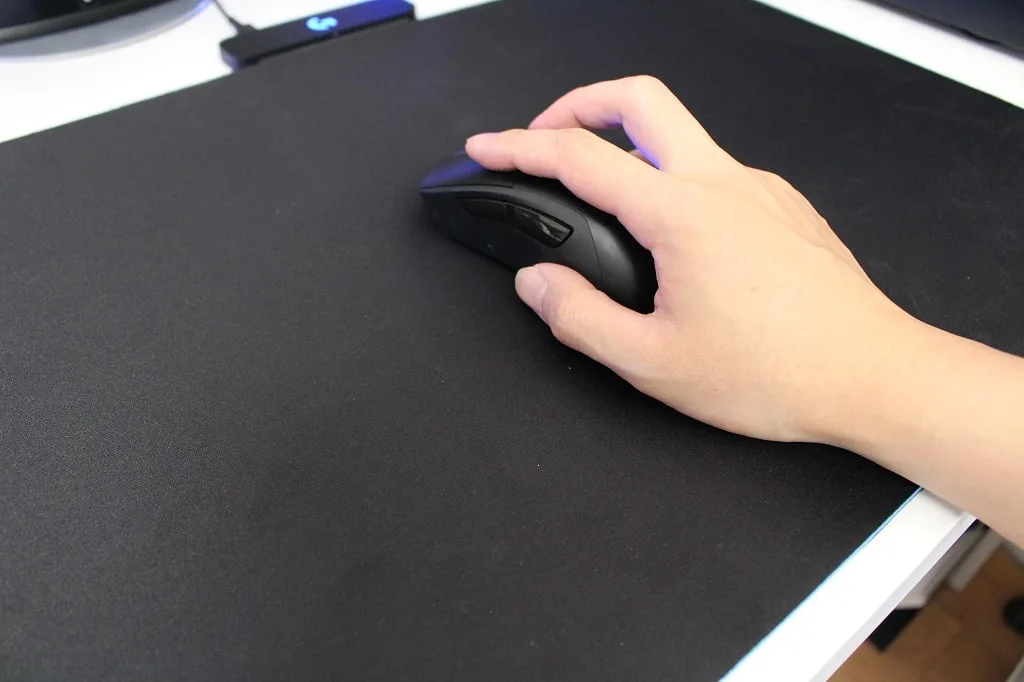 マウスを操作している使用イメージ